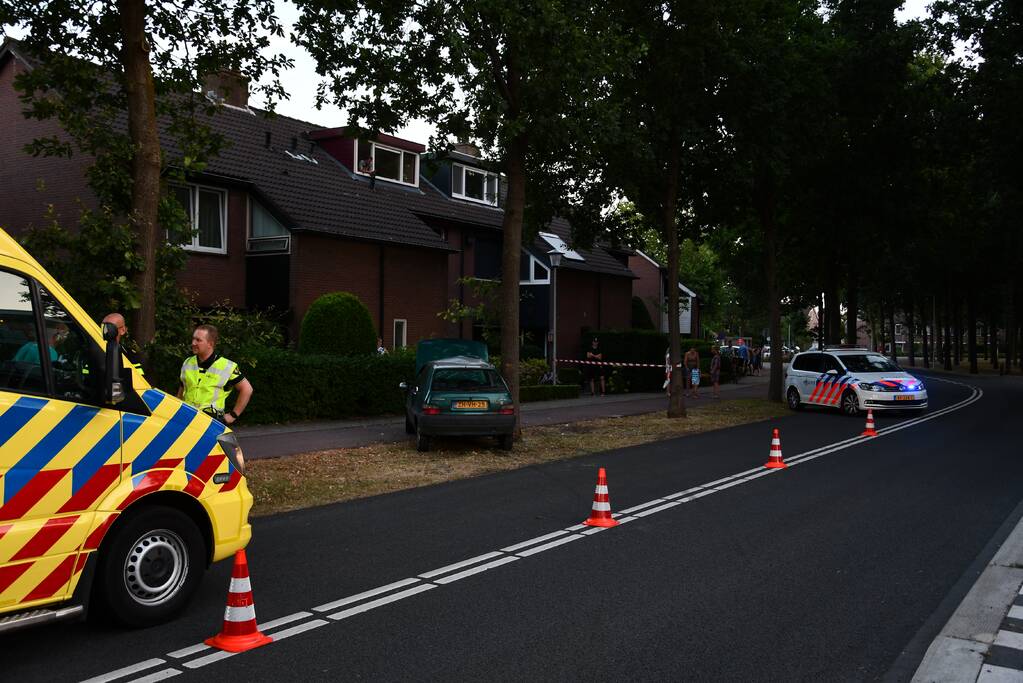 Auto total loss na knal tegen boom