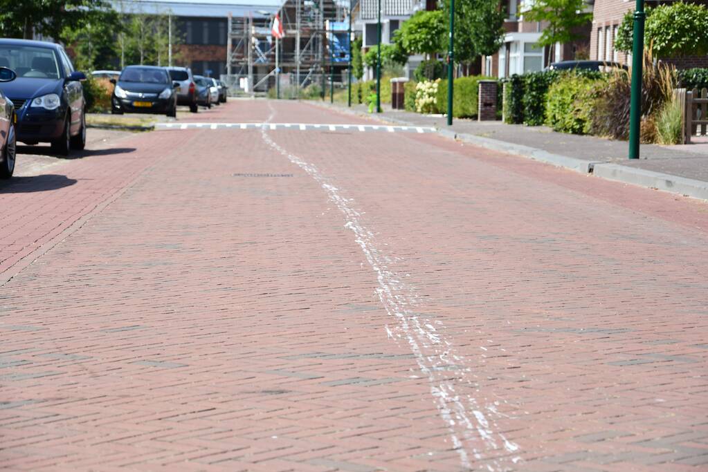 Honderden meters witte verfspoor over de weg