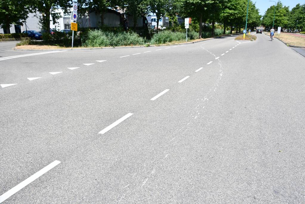 Honderden meters witte verfspoor over de weg