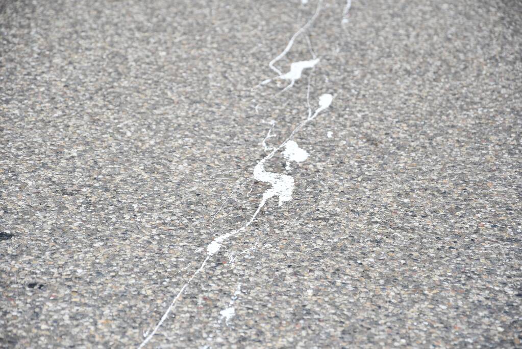 Honderden meters witte verfspoor over de weg