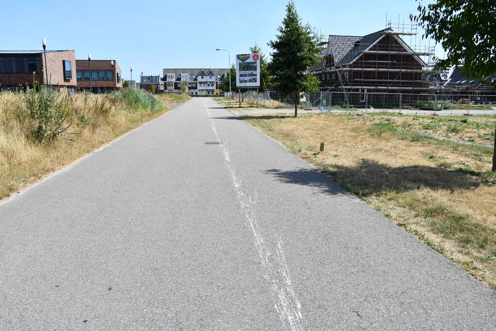 Honderden meters witte verfspoor over de weg