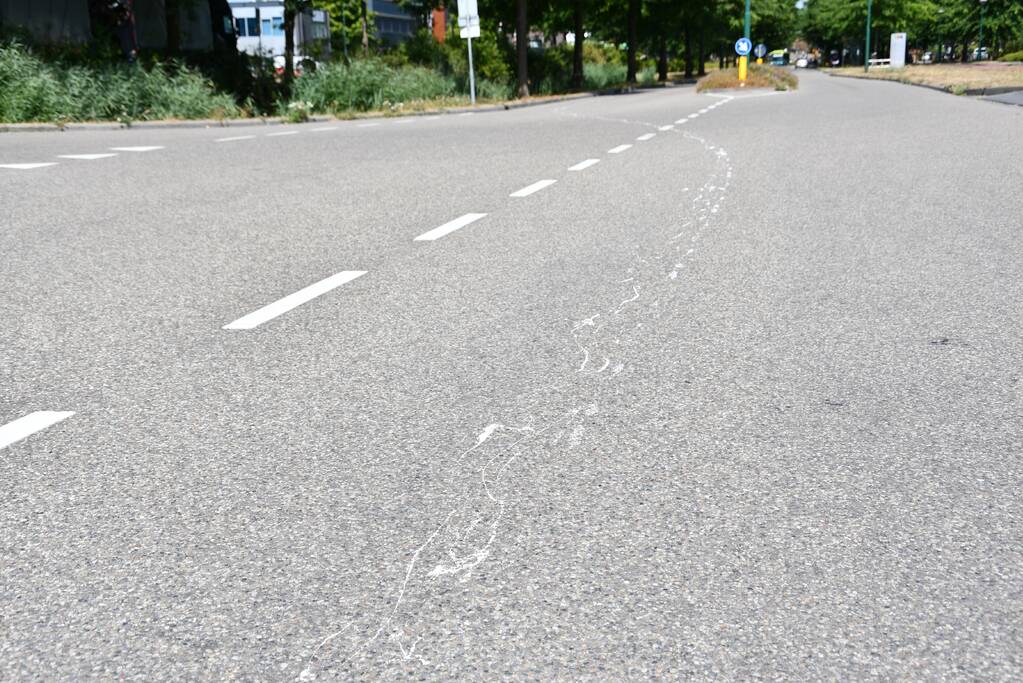 Honderden meters witte verfspoor over de weg