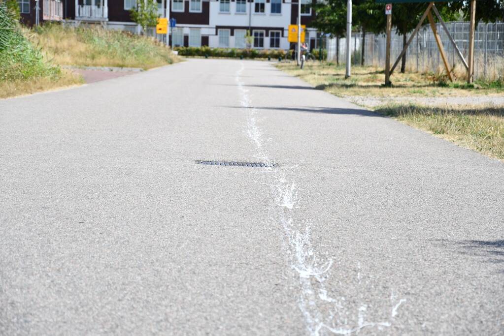 Honderden meters witte verfspoor over de weg