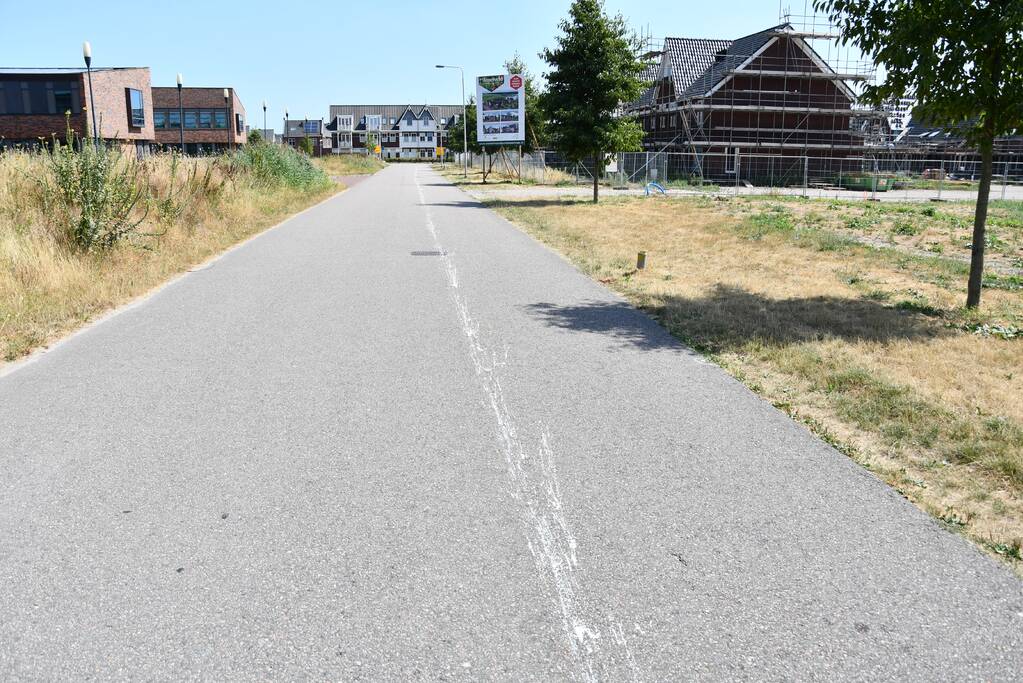Honderden meters witte verfspoor over de weg