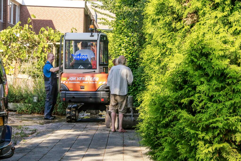 Parkeerplaatsen onder water door gesprongen waterleiding