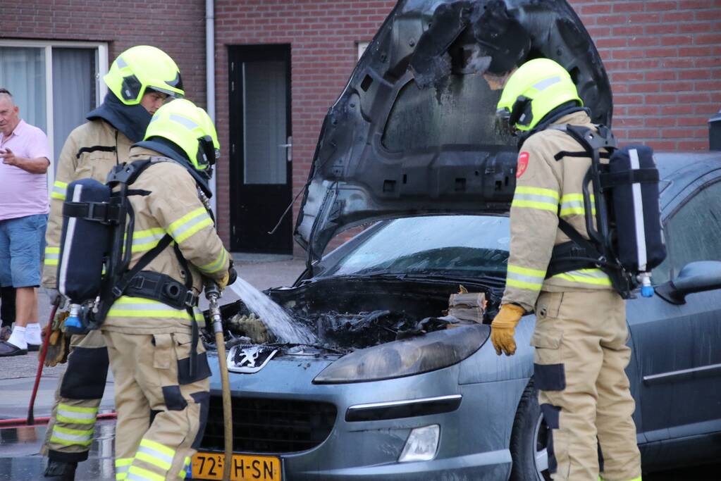 Auto vat vlam voor de garage