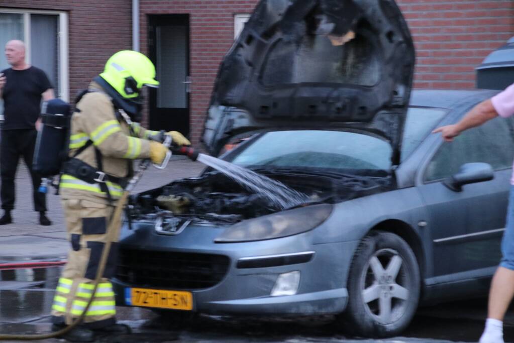 Auto vat vlam voor de garage