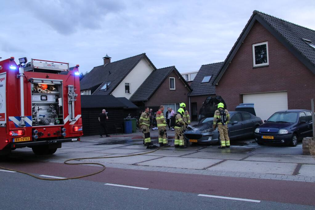 Auto vat vlam voor de garage