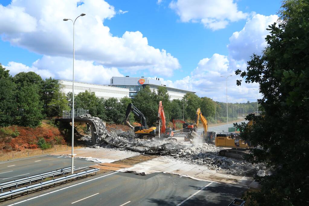 Snelweg afgesloten door sloop brug