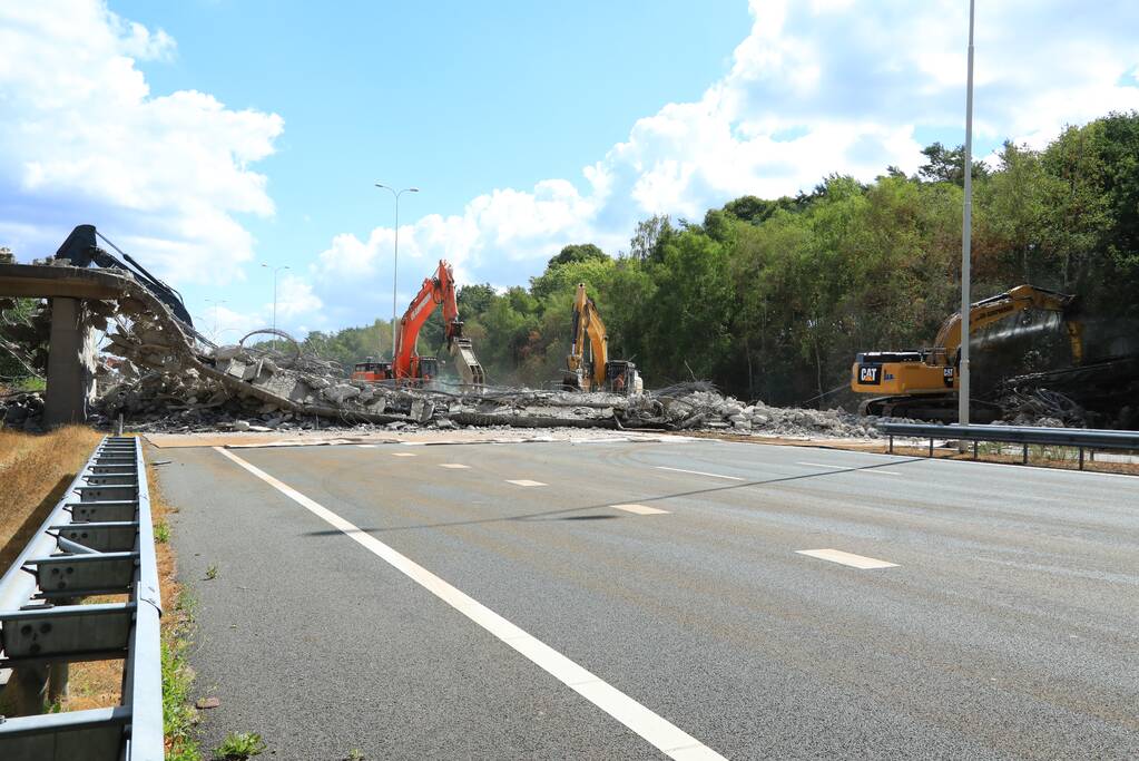 Snelweg afgesloten door sloop brug