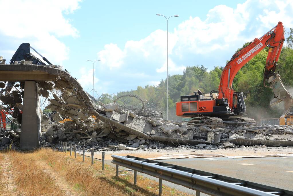 Snelweg afgesloten door sloop brug