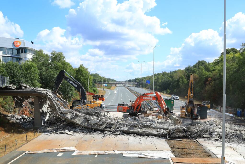 Snelweg afgesloten door sloop brug