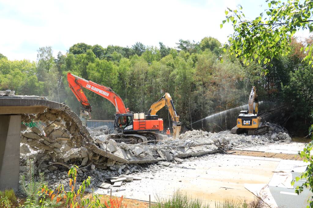 Snelweg afgesloten door sloop brug
