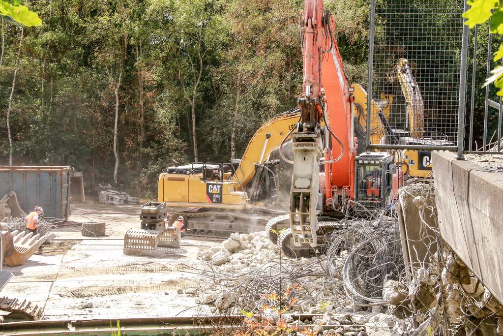 Snelweg afgesloten door sloop brug