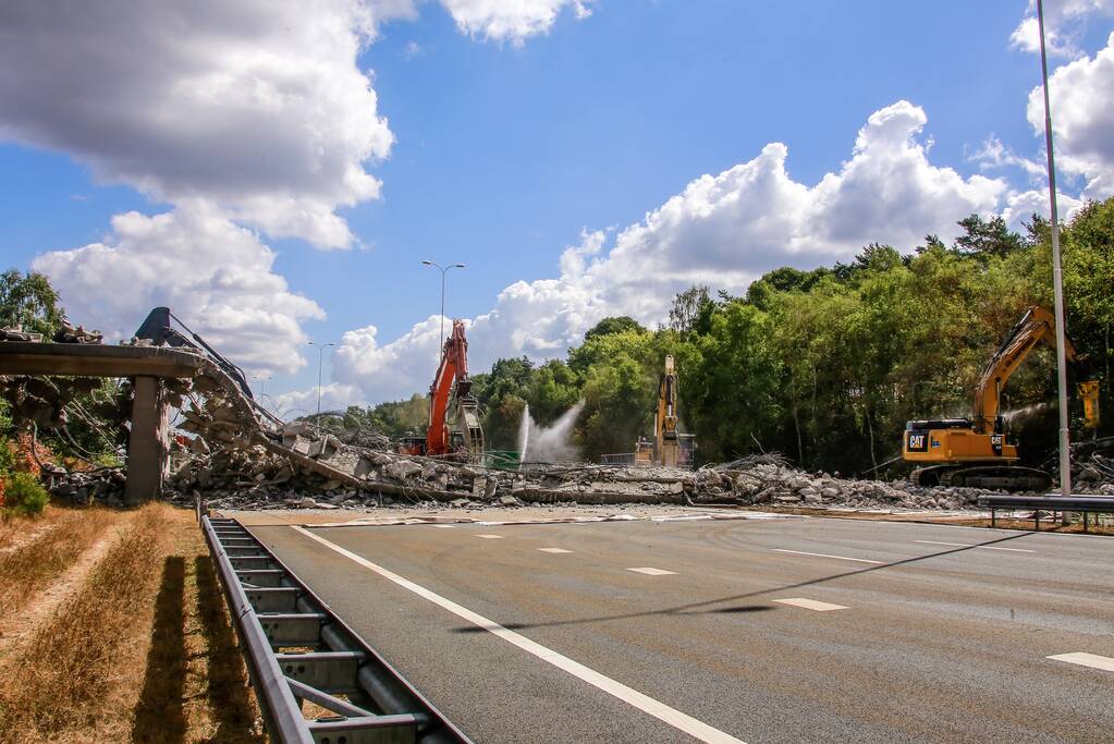 Snelweg afgesloten door sloop brug