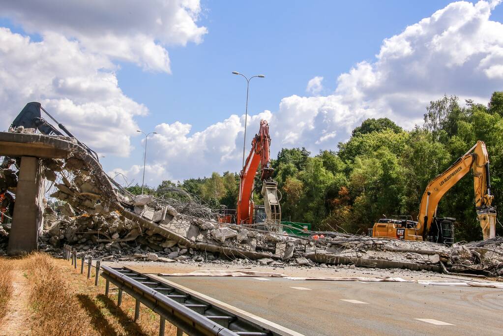 Snelweg afgesloten door sloop brug