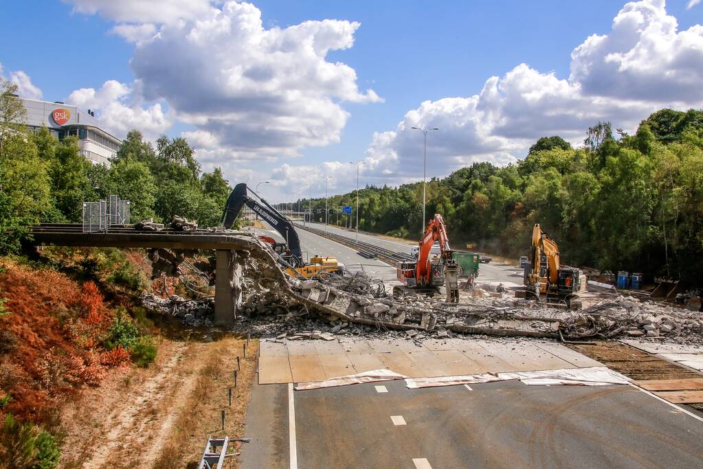 Snelweg afgesloten door sloop brug