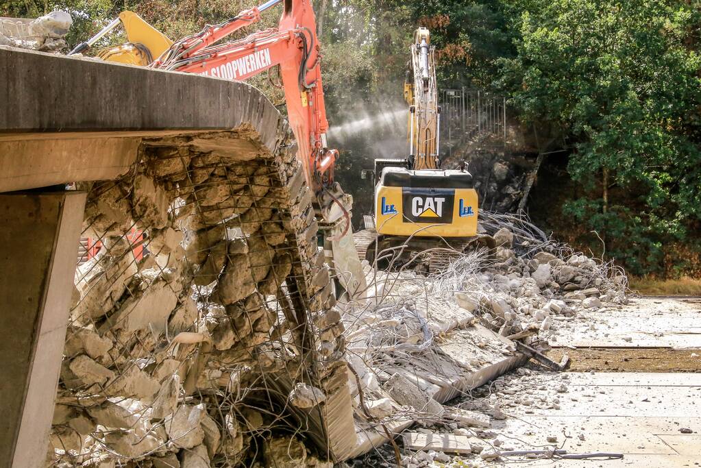 Snelweg afgesloten door sloop brug