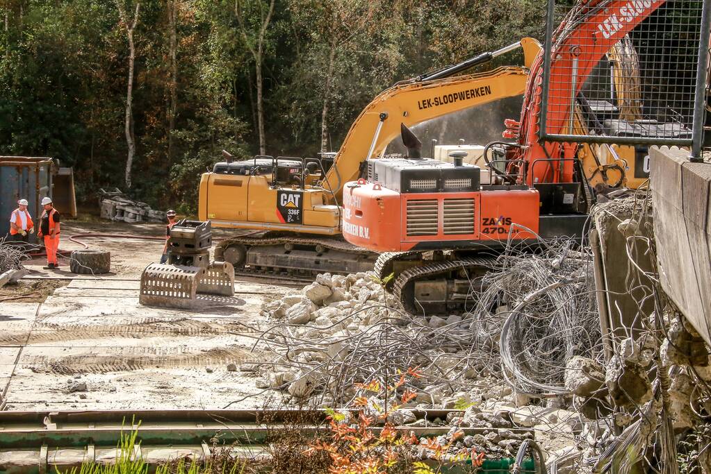 Snelweg afgesloten door sloop brug