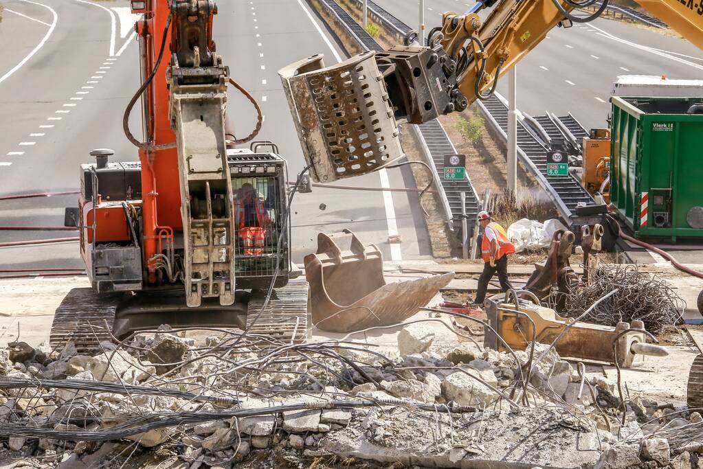 Snelweg afgesloten door sloop brug