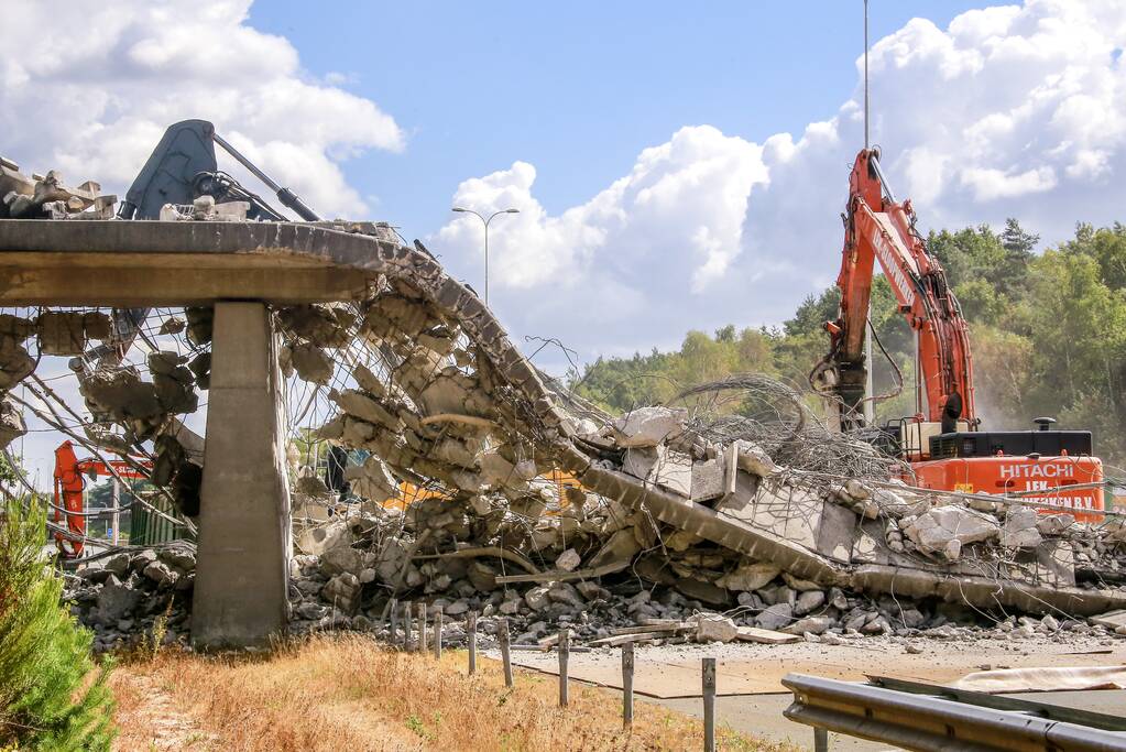 Snelweg afgesloten door sloop brug