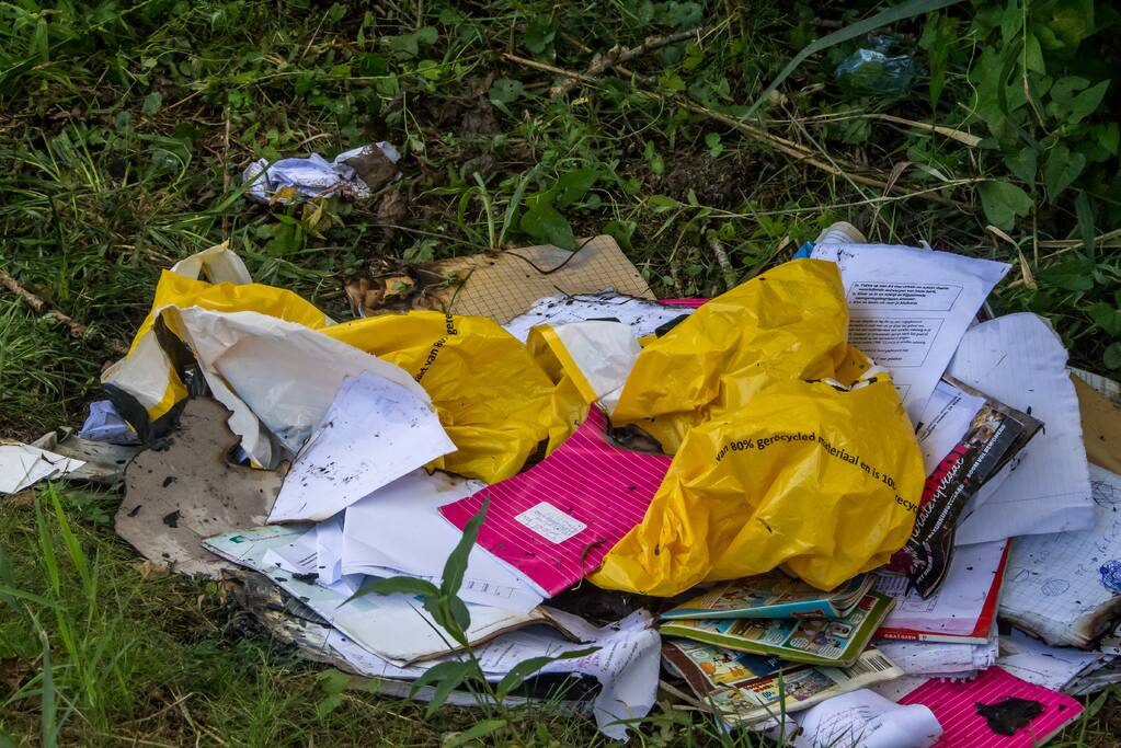 SKA-juf ontdekt in brand gestoken tas met schoolspullen