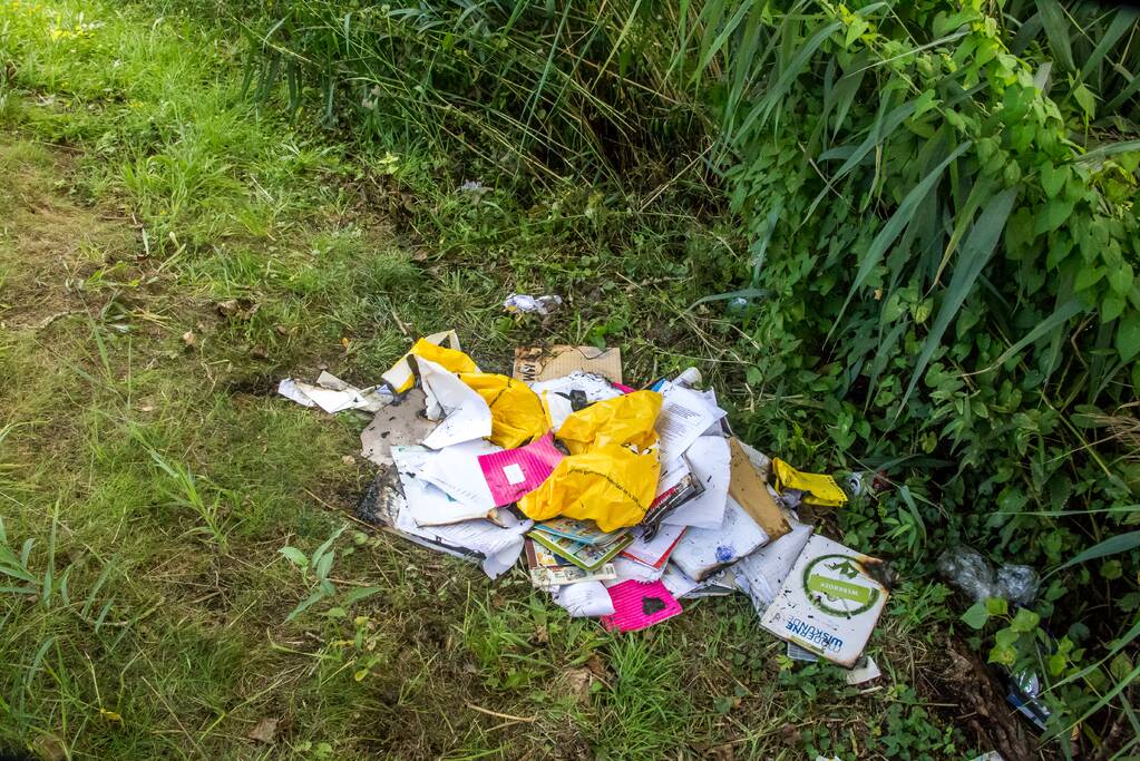 SKA-juf ontdekt in brand gestoken tas met schoolspullen