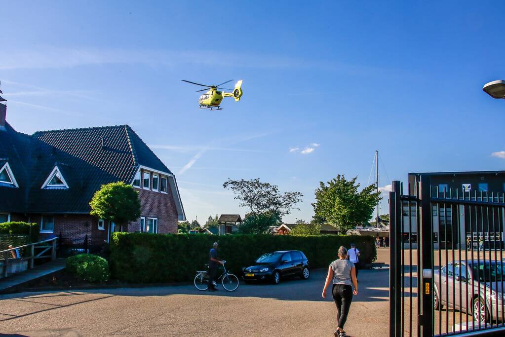 Persoon ernstig gewond na val van boot