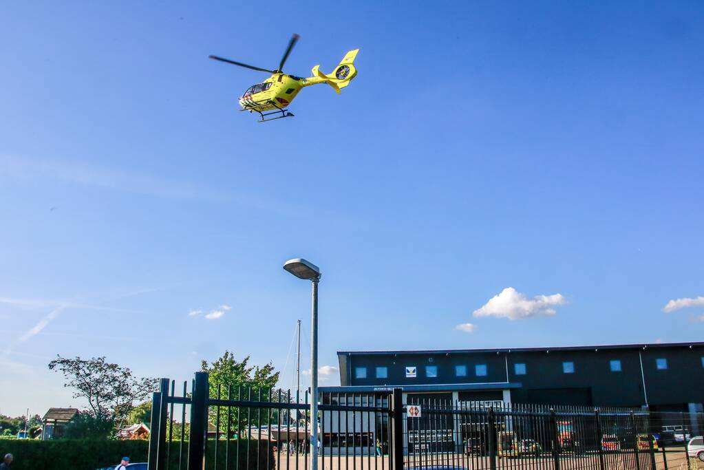 Persoon ernstig gewond na val van boot