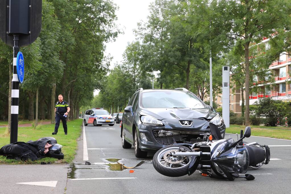 Auto rijdt vol achter op motor