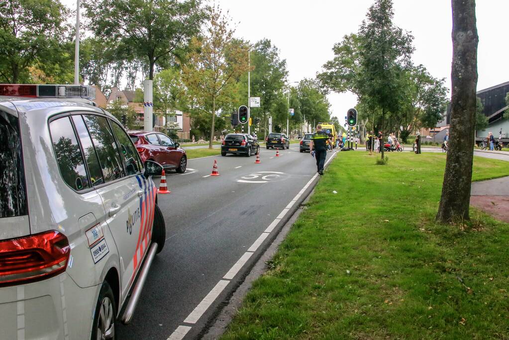 Auto rijdt vol achter op motor