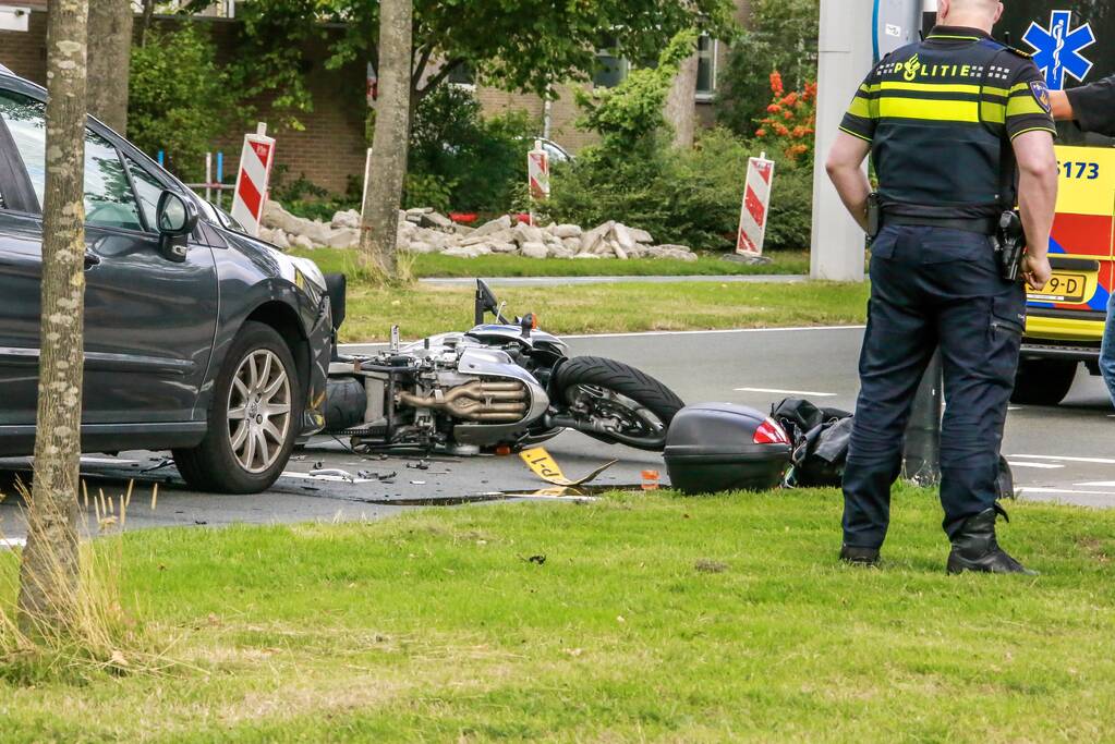 Auto rijdt vol achter op motor