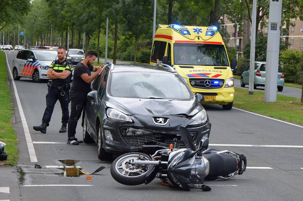 Auto rijdt vol achter op motor