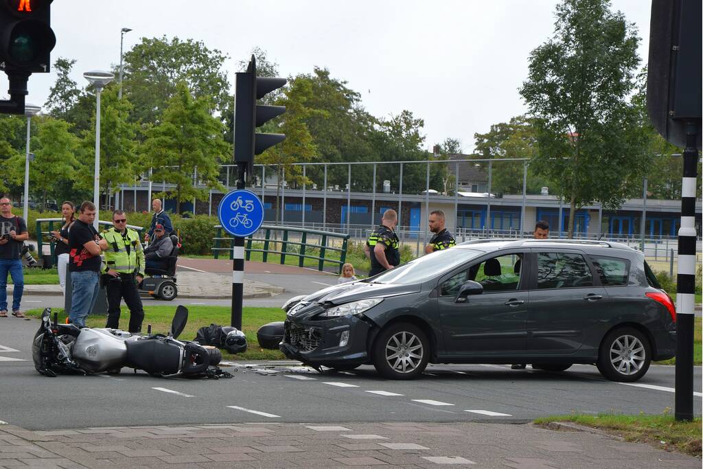 Auto rijdt vol achter op motor