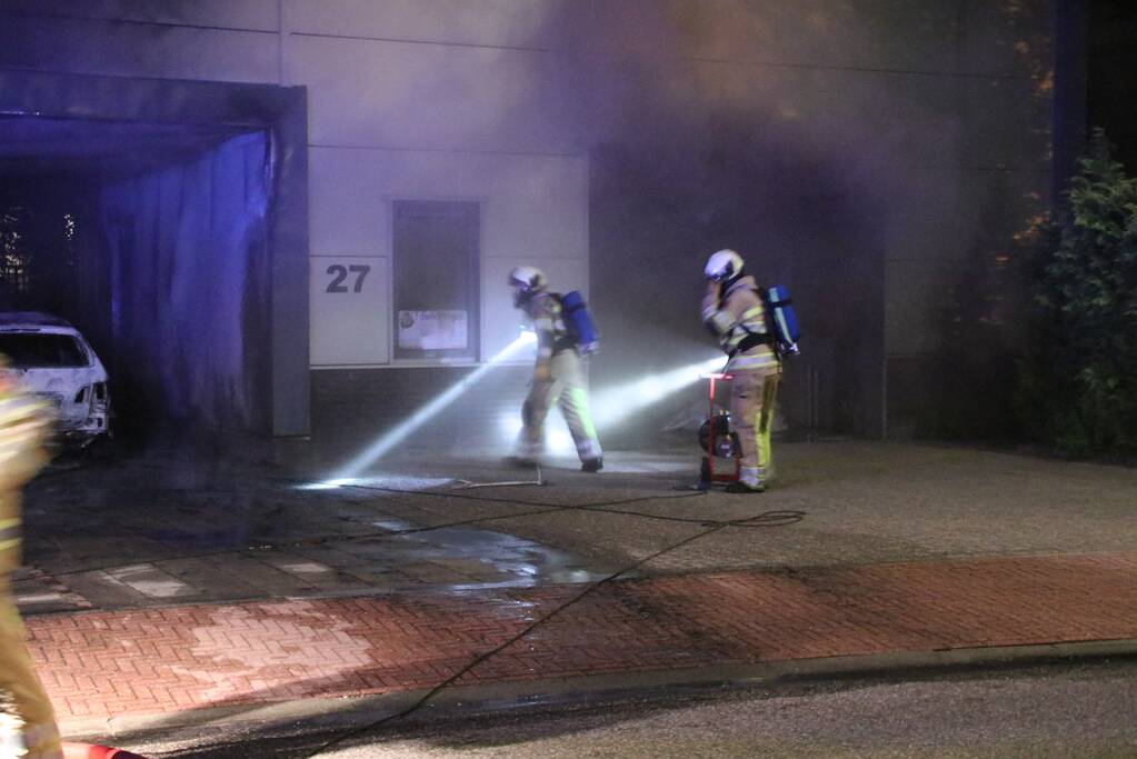 Auto brand uit in loods