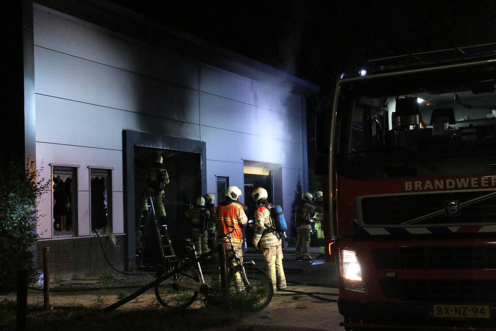 Auto brand uit in loods