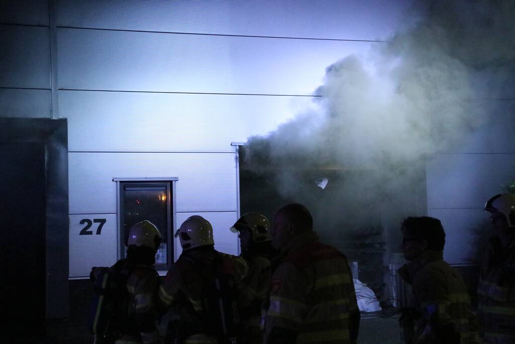 Auto brand uit in loods