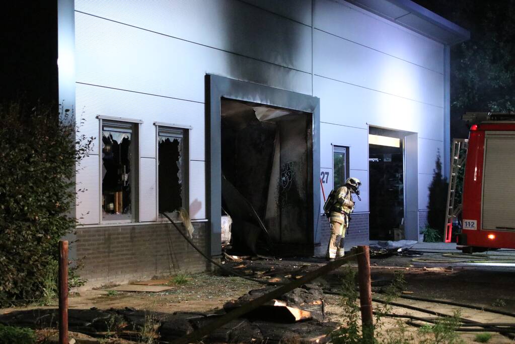 Auto brand uit in loods