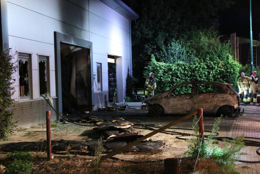 Auto brand uit in loods