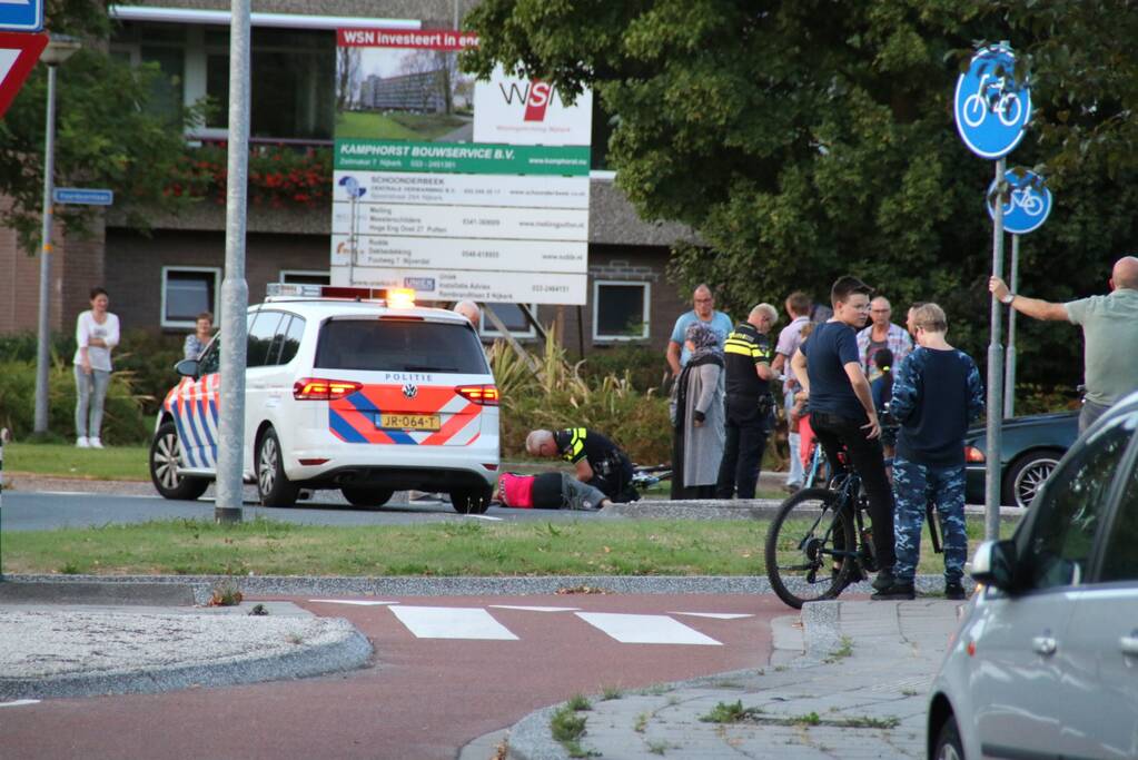 Wielrenster van haar fiets gereden op rotonde