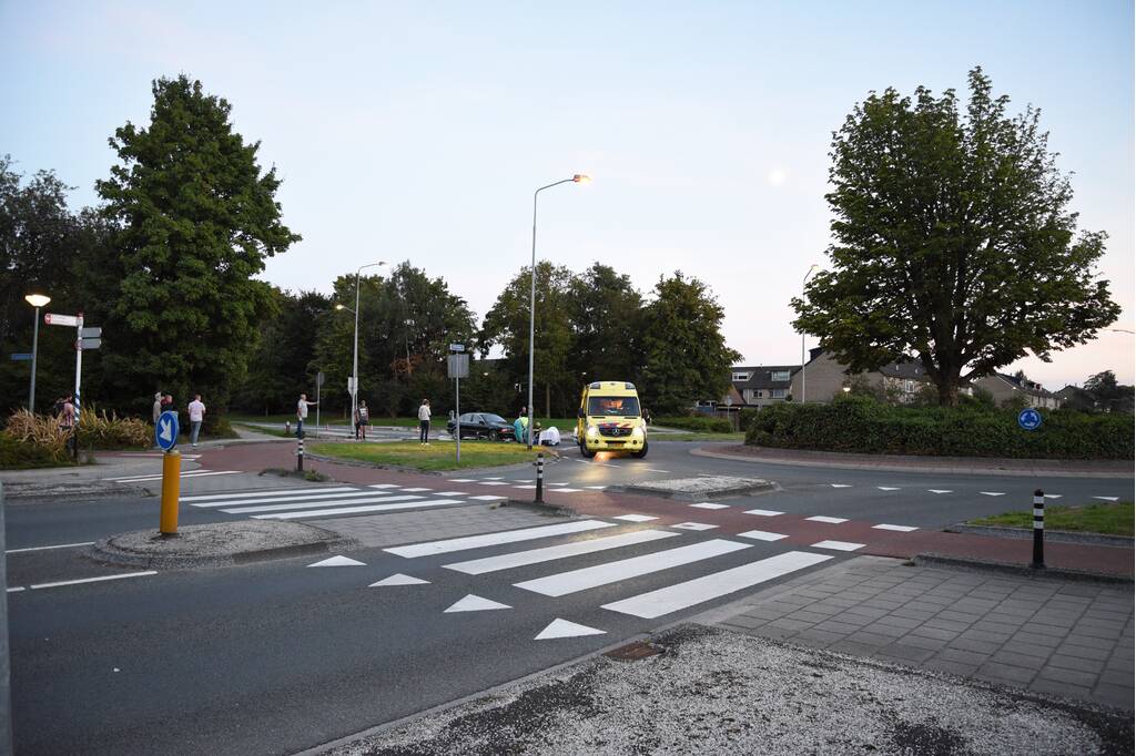 Wielrenster van haar fiets gereden op rotonde
