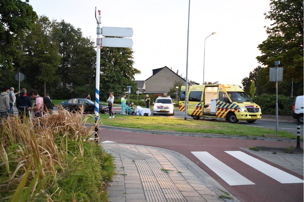 Wielrenster van haar fiets gereden op rotonde