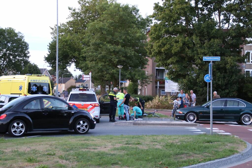Wielrenster van haar fiets gereden op rotonde