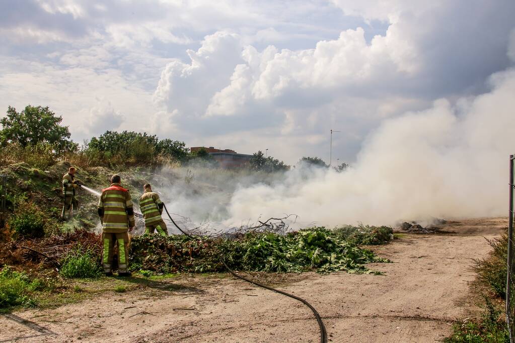 Veel rook langs A1 door afvalbrand