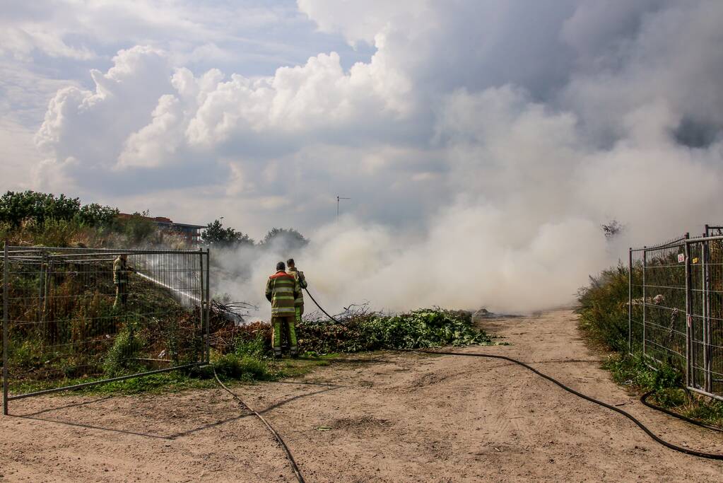 Veel rook langs A1 door afvalbrand