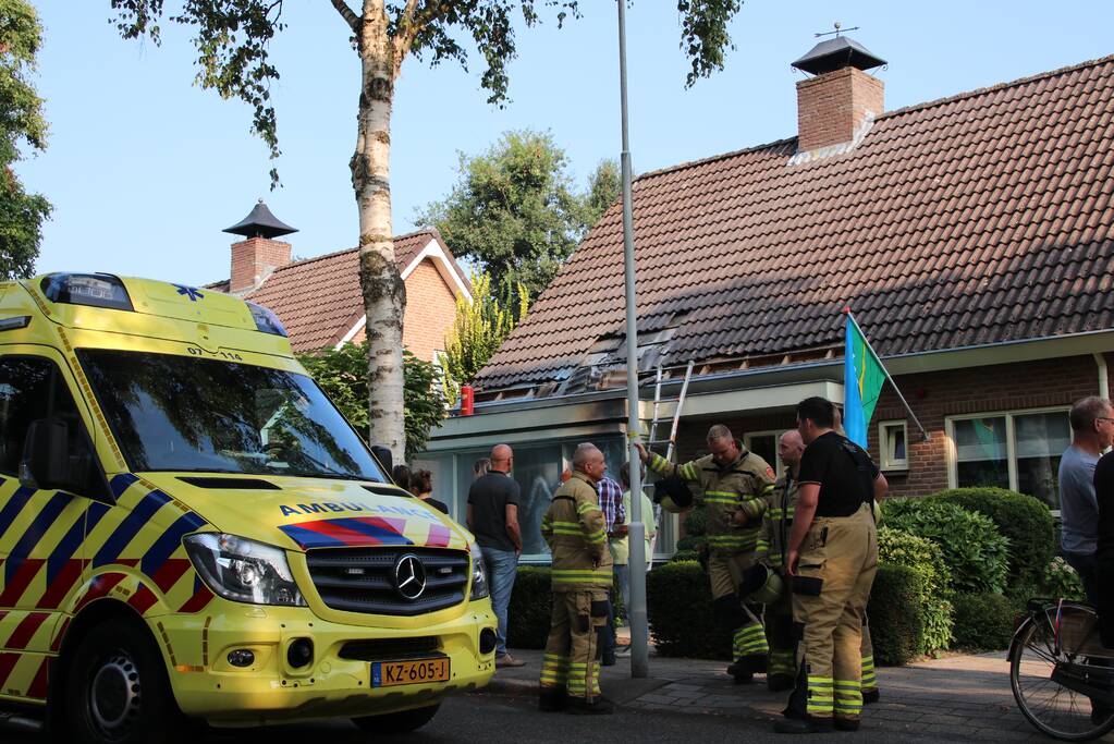 Loodgieter gewond bij dakbrand