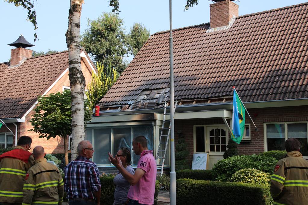 Loodgieter gewond bij dakbrand