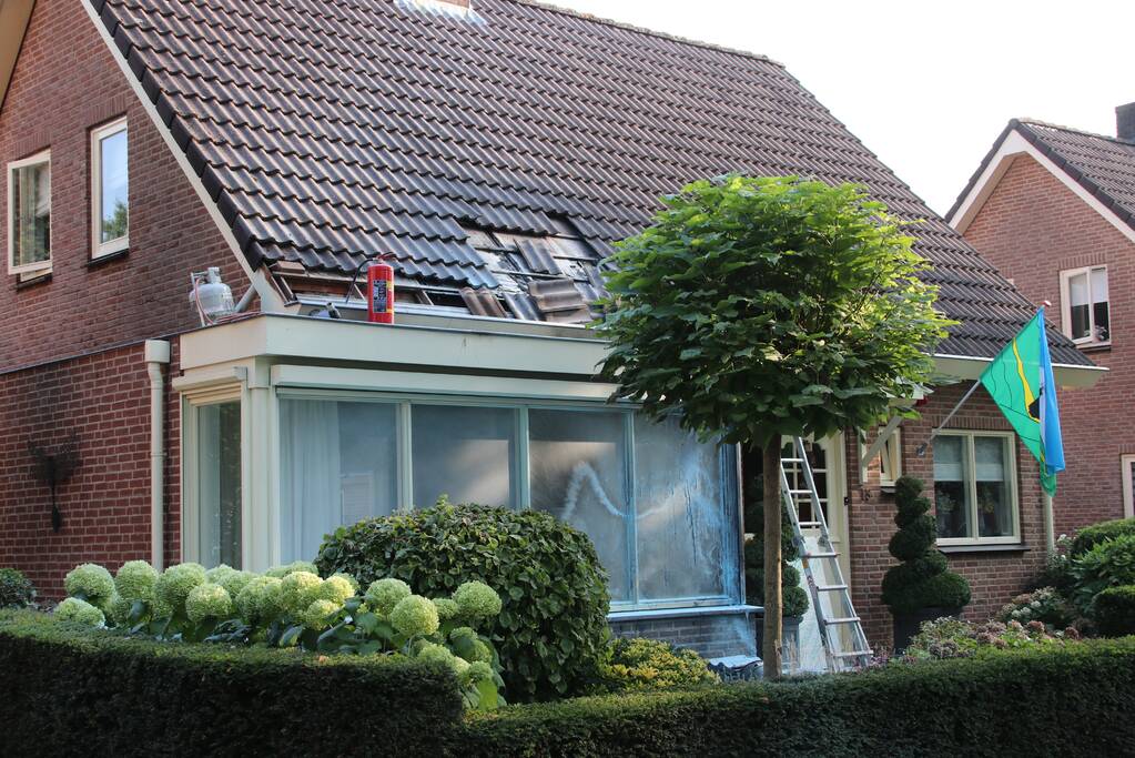 Loodgieter gewond bij dakbrand