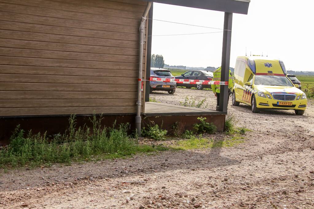 Man zwaargewond bij incident bij woning