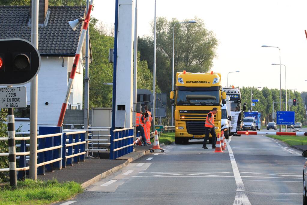 Verkeersopstopping Eembrug na kapotte slagboom